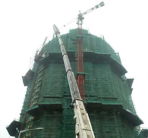 石家庄吊车在工地上作业